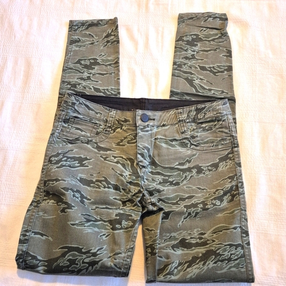 Hurley women's size 30 x 30 reversible camo & black pants with stretch VGUC - Picture 2 of 9
